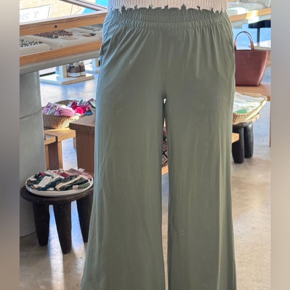 Vuori Sage Green Villa Wideleg Pant Short Small